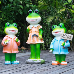 Sculpture de grenouille de dessin animé créative en résine, faite à la main, tenant une pancarte de bienvenue, pour la décoration paysagère de jardin d'enfants et l'aménagement de pelouse - Product Image 1