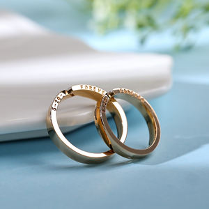 Bague de mariage de luxe faite à la main en or rose massif 18 carats avec diamant naturel taille baguette unique et gravure latérale, rhodiée, pour fêtes et Saint-Valentin - Product Image 5