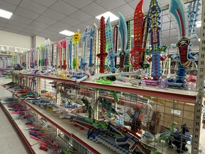 Épée laser dynamique en plastique avec étoiles, lumière LED clignotante, avec 3 piles AA, design inspiré de la guerre - Product Image 4