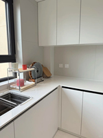 Set Kabinet Dapur Lengkap dari Kayu Lapis Pernis Putih Mengkilap dengan Unit Pantry dan Meja Granit untuk Dapur Terbuka di Villa