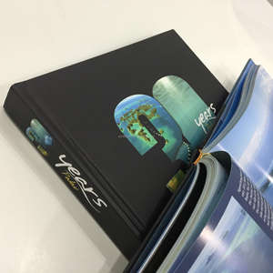 Impression de livre photo de luxe à couverture rigide, papier offset personnalisé, livre de <span class=keywords><strong>table</strong></span> <span class=keywords><strong>basse</strong></span> de luxe avec marque-page en ruban pour voyages et anniversaires - Product Image 6