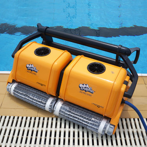 Limpiador robótico de piscinas Dolphin 2X2 de doble cuerpo y alta resistencia con navegación giroscópica para piscinas comerciales grandes - Product Image 3