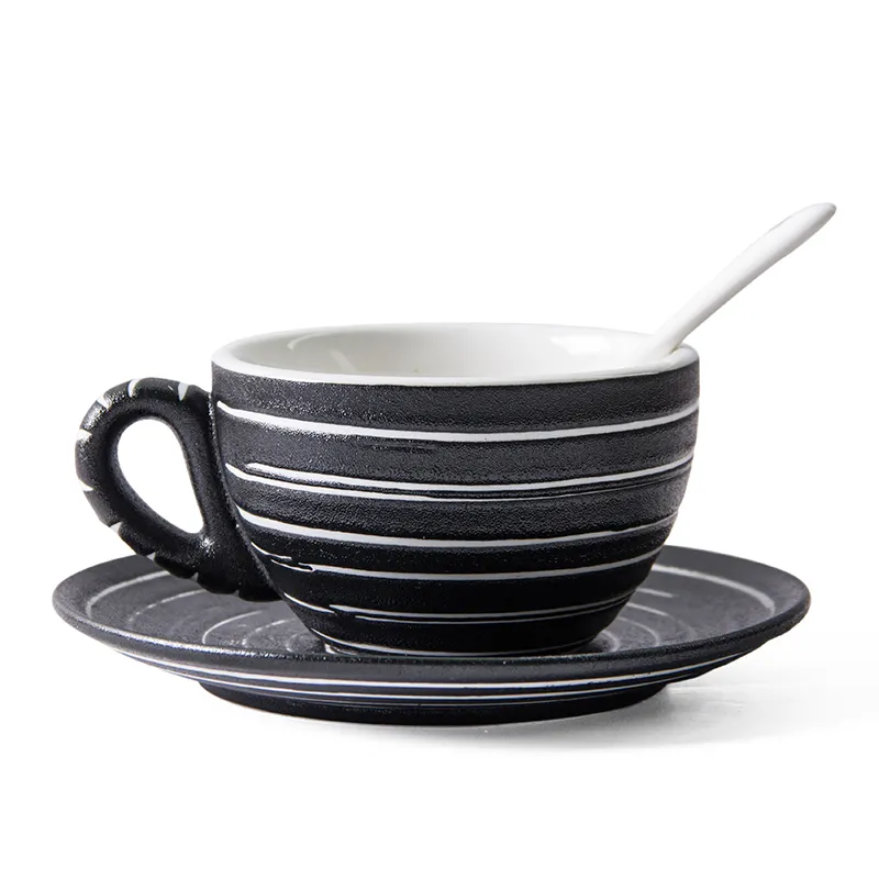 Streep Hoge Kwaliteit Diepdruk Zwart Mat Frosted Relief Latte Guirlande Keramische Mok Koffie Set Cup Creativos Thee Cup Met Schotel