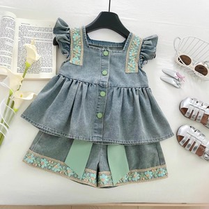 Completo Estivo 2025 per Bambine: Top in Denim con Maniche a Volant e Shorts in Denim - Prezzo all'Ingrosso Vantaggioso - Product Image 3