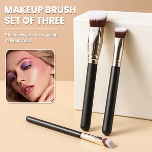 Juego <span class=keywords><strong>de</strong></span> 3 <span class=keywords><strong>brochas</strong></span> <span class=keywords><strong>de</strong></span> <span class=keywords><strong>maquillaje</strong></span> Kabuki angulares con mango <span class=keywords><strong>de</strong></span> madera, pelo sintético, virola gruesa <span class=keywords><strong>de</strong></span> aluminio y logotipo personalizado - Product Image 5