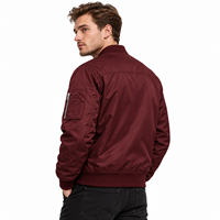 Blouson Bomber Homme en Gros – Col Côtelé Lisse, Fermeture Éclair, Manches Longues, Poches Zippées, Coupe Droite, Style Décontracté