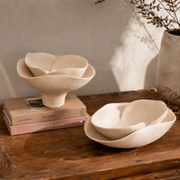 Bol en céramique beige avec forme de pétales de fleurs superposés, centre de table décoratif sculptural organique pour la décoration de la maison