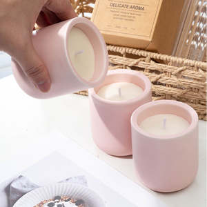 AIKUN Bougie parfumée à l'huile essentielle en céramique moderne fabriquée à la main, cire de soja naturelle, aromathérapie pour la maison, décor de relaxation pour Noël - Product Image 1