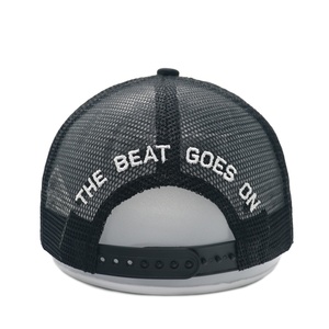 Fabricante de Gorras BSCI, Gorra Trucker Negra Personalizada de 5 Paneles de Algodón y Poliéster con Logotipo Bordado, Gorra Trucker OEM de Alta Calidad - Product Image 3