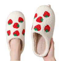 Chaussons d'hiver en coton respirant pour hommes et femmes, motif fraise de dessin animé, avec semelle épaisse, chauds et confortables pour la maison