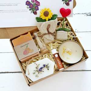 Coffret cadeau <span class=keywords><strong>personnalisé</strong></span> pour le bien-être personnel avec bougie à la cire <span class=keywords><strong>de</strong></span> soja, crochet et carte <span class=keywords><strong>de</strong></span> fleur <span class=keywords><strong>de</strong></span> <span class=keywords><strong>naissance</strong></span> - Product Image 2