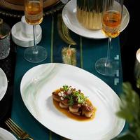 Service de table en porcelaine fine à motif floral pêche, vaisselle élégante en céramique avec bordure argentée pour la maison, les dîners et les banquets de mariage