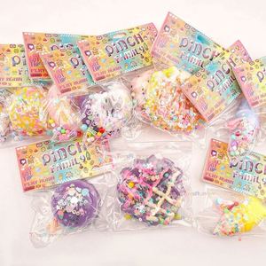 Jouets à presser en PVC, PU et silicone, écologiques, mignons, mini, souples, anti-stress, sensoriels, en forme de beignets et gaufres, amusants pour garçons et filles, vente en gros - Product Image 6