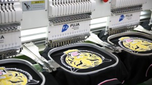 Machine à broder informatisée à trois têtes FUJA à grande vitesse <span class=keywords><strong>pour</strong></span> chapeaux et vêtements Machine à broder de haute qualité - Product Image 4