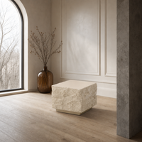 Table d'appoint moderne minimaliste en fibre de verre peinte beige, table d'appoint carrée en faux pierre avec base dorée pour salon