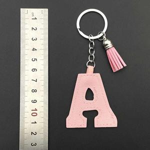 Porte-clés personnalisé en cuir PU avec 26 lettres de l'alphabet, lettres initiales en cuir colorées, porte-clés avec pompon pour la décoration de sacs et de clés - Product Image 3