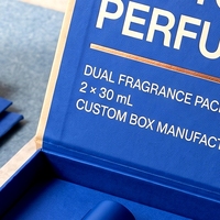 Boîte à parfum rigide de luxe sur mesure, style livre blanc magnétique, double présentoir pour emballage de parfum personnalisé