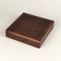 Boîte en bois foncé pour dattes et chocolats, avec sculpture artisanale creuse, doublure en PU, charnière dorée, pour l'emballage de desserts du Ramadan et de l'Aïd, cadeau haut de gamme
