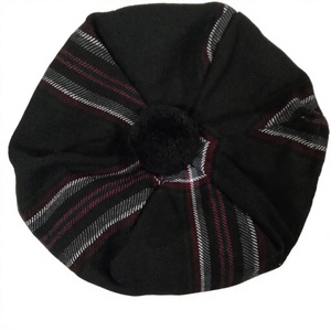 Chapeau écossais Tam o' Shanter à motif tartan noir avec des rayures rouges, grises et blanches, doté d'un pompon sur le dessus - Product Image 1