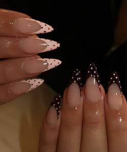 Ongles press-on rétro à pois, classiques points noirs et blancs sur base rouge ou nude, style <span class=keywords><strong>pin</strong></span>-<span class=keywords><strong>up</strong></span> vintage des années 1950 - Product Image 3