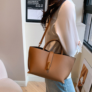 Nouvelle collection été 2025 – Sandales de plage transparentes en gelée style coréen pour femme, avec couvercle carré en cristal, tendance, élégantes, décontractées, doublure en soie et coutures. - Product Image 3