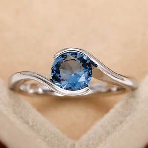 Anello con gemma rotonda blu per donna, elegante gioiello da dito alla moda - Product Image 1