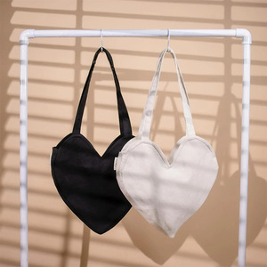 Bolsa de Lona Personalizada con Forma de Corazón para el Día de San Valentín |   Bolso de Hombro de Lona Roja Ecológico con Logotipo para Regalos de Novia - Product Image 2