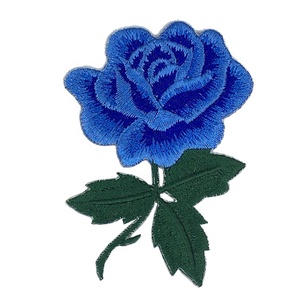 Neuheit Bestseller Maßgefertigter Aufbügelbarer <span class=keywords><strong>Patchwork</strong></span>-Rosen-Aufnäher Vollständig Bestickter Blauer Rosen-Reparatur-Patch für Schuluniformen - Product Image 1