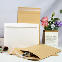 Enveloppe postale rembourrée d'expédition de sac kraft ondulé personnalisé pour emballage de pochette à rabat de coussin de bougie et d'artisanat