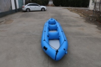 Le nouveau kayak gonflable robuste et durable pour trois personnes est parfait pour les sports nautiques de loisirs.