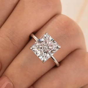 Anillo de compromiso solitario con corte radiante de piedra blanca de moissanita 925 para mujer en plata de ley chapada en oro amarillo y blanco. - Product Image 1