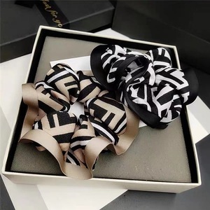 Accessori per Capelli Vintage di Marca alla Moda, Elastico per Capelli con Fiori, Stile Regalo Progettato per Donne - Product Image 1