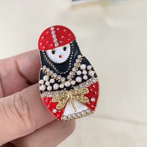 1 pièce <span class=keywords><strong>Broche</strong></span> Matryoshka russe en émail rouge, élégante et tendance, ornée de perles et de strass, pour femmes, nouveau bijou - Product Image 1