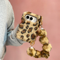 Coque de téléphone Y2K en peluche motif léopard doux et sauvage pour iPhone Duo, avec dragonne pompon douce et confortable pour une protection tendance