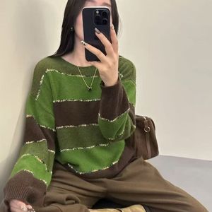 เสื้อสเวตเตอร์ฤดูหนาวสำหรับผู้หญิง สไตล์เกาหลี คอกลม ลายทาง แขนยาว ดีไซน์ถักอเนกประสงค์ พร้อมโลโก้ด้านหน้า - Product Image 2