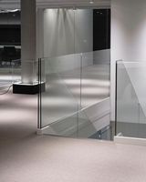 Rampe en verre commercial avec main courante en acier inoxydable et verre trempé fixé par serre-câbles pour les espaces publics intérieurs