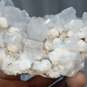 Ocanita en bola con apofilita, grupo de formaciones blancas raras, minerales de la mejor calidad, geoda de la India, Jalgao, Maharashtra - Product Image 1