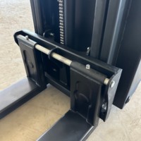 Gerbeur électrique OEM personnalisé de 2 tonnes avec fourches en acier forgé, batterie Li-ion et marchepied auto-élévateur pour le stockage en vente au détail