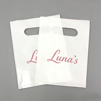 Sacs en plastique personnalisés avec poignée découpée pour vêtements, sacs d'emballage réutilisables avec votre propre logo pour les magasins de détail