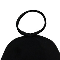 Un gorro de sauna negro de pura lana que hereda el legado en su frente mientras el calor rinde homenaje a los setenta y cinco años de maestría.