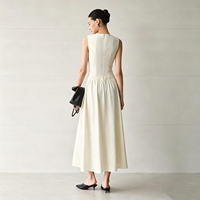 Gaun Midi Wanita Tanpa Lengan Warna Ivory, Kerah V, Detail Kerut, Pinggang Ramping, Elegan, Kasual, Cocok untuk Pesta Formal