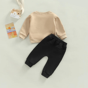 Conjunto de 2 piezas para <span class=keywords><strong>bebés</strong></span> y niños pequeños, sudadera de manga larga con cuello redondo y estampado de letras MAMA'S BOY y conjunto de jogger con cordón - Product Image 3