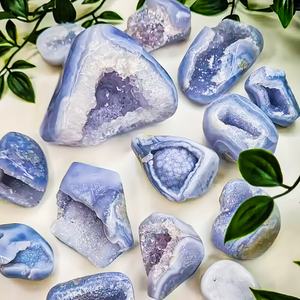 Vente flash : Géode de cristal naturel brut, spécimen minéral en forme de cube avec des pointes bleues, agate de dentelle, pierre brute, décoration d'intérieur Feng Shui - Product Image 5
