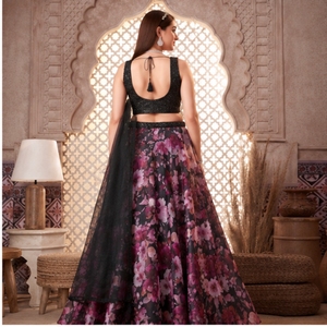 Conjunto de Lehenga Choli con Estampado Floral de Diseñador para Mujer, Top Corto Negro Bordado con Dupatta, Atuendo Étnico para Fiesta - Product Image 2