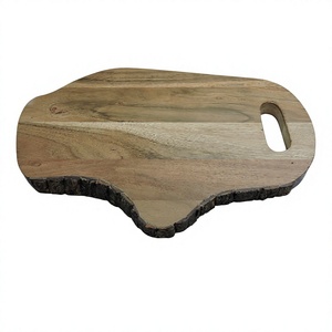 Planche à découper rectangulaire en bois au design tendance avec poignée, finition naturelle, planche de cuisine monobloc - Product Image 1