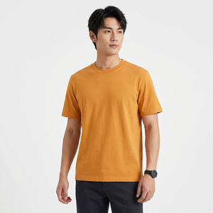 T-shirt en coton uni pour homme, col rond, manches courtes, coupe classique, style décontracté, jaune moutarde, tissu jersey tricoté - Product Image 1
