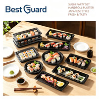 Wegwerp sushi schaal van zwart plastic met deksel voor afhaalmaaltijden en supermarkt voedselverpakkingen