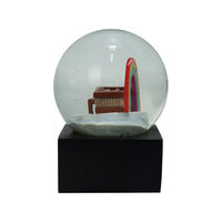 En gros Personnalisé Résine Artisanat Arc-En-Ciel Boule À Neige Maison Ornement Animal Anniversaire Anniversaire Noël Souvenir Ameublement Article animal figure
