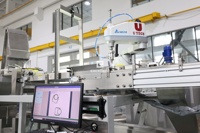 Machine automatique d'insertion de poignées pour bouteilles d'eau réglables de 2L à 10L, pour l'application de poignées sur les bouteilles en plastique d'huile alimentaire