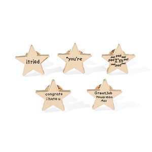 Broche de Metal de estrella y alfabeto de cinco puntos a la moda, broches de Letras a la moda para bolsos, tema de graduación con flor al por mayor - Product Image 3